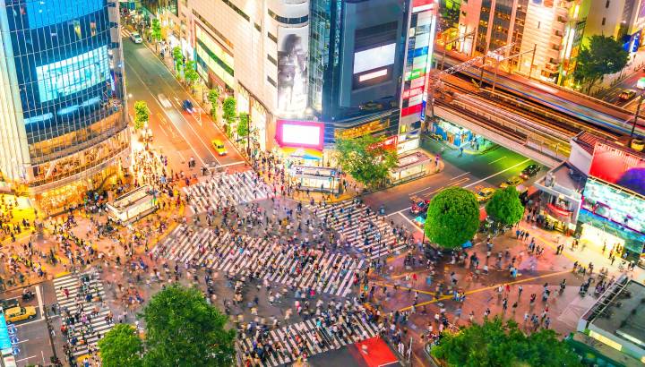 Shibuya Kreuzung in der Dämmerung aus der Vogelperspektive Tokio Japan