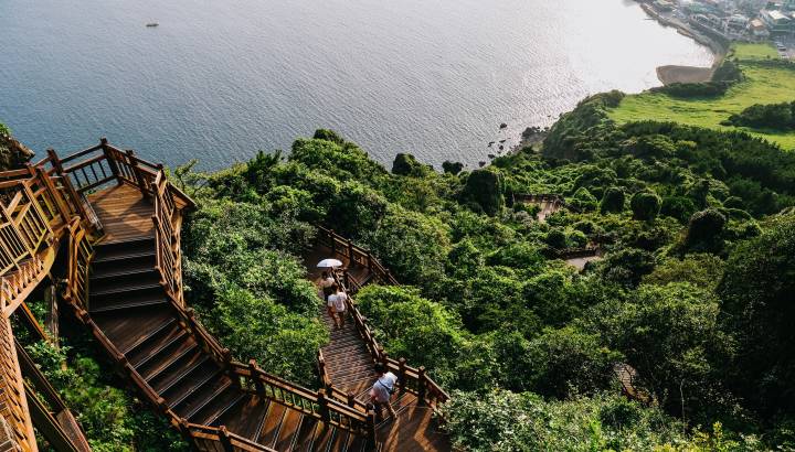 Treppen zum Berg Seongsan auf Jeju Suedkorea