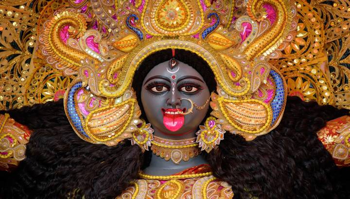 Nahaufnahme der Heiligenfigur der Goettin Maa Kali in Kolkata West Bengalen Indien