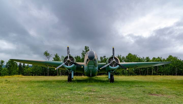 Aufnahme einer Lockheed Hudson auf einer Wiese am North Atlantic Aviation Museum in Gander Neufundland