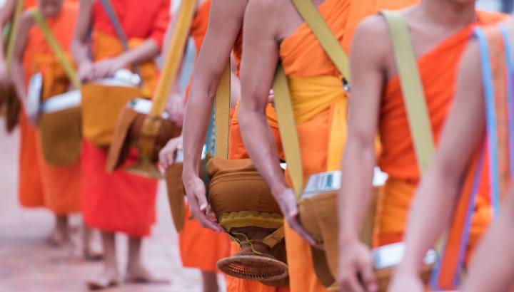 Nahaufnahme der Mönche beim Almosengang in Luang Prabang Laos