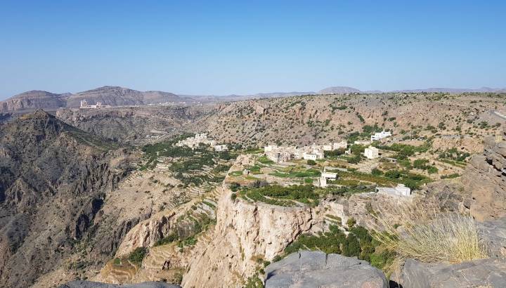 Panoramablick auf grüne Bergdörfer im Gebirgszug von Jebel Akhdar Oman