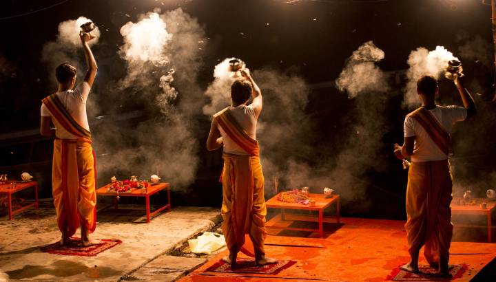 Blick auf die nächtliche Arti Zeremonie in Varanasi Indien
