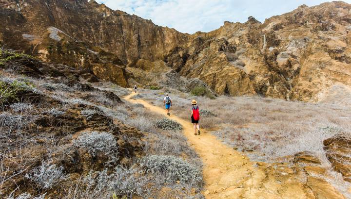 Touristen auf einer Wanderung zum Gipfel Punta Pitt, San Cristobal, Galapagos Inseln