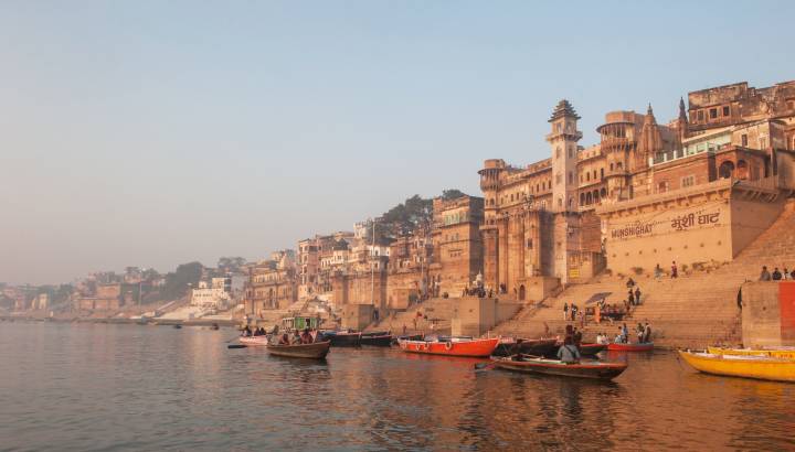 Blick vom Fluss auf Varanasi in der Abendstimmung