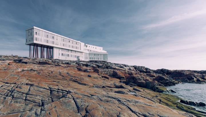 Blick von der Felsen auf das Fogo Island Inn auf Fogo Island, Neufundland