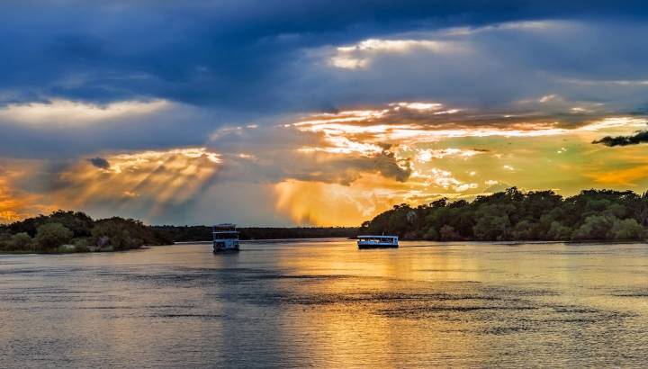 Der mächtige Sambesi Fluss bei Sonnenuntergang unweit von Livingstone in Sambia Afrika