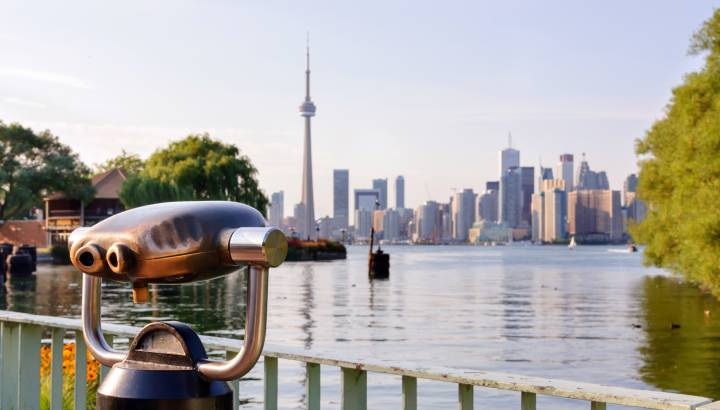 Blick vom Ontario See auf die Skyline von Toronto Ontario Kanada
