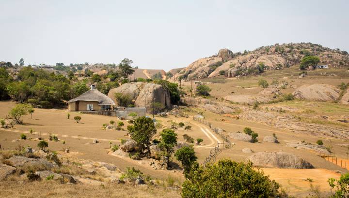 Panoramablick auf die typische Landschaft und traditionelle Rundhütten in Eswatini Swasiland