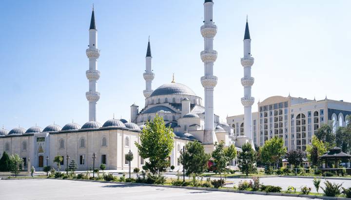 Panoramablick auf die Zentralmoschee in Bischkek Kirgistan an einem wolkenlosen Sonnentag