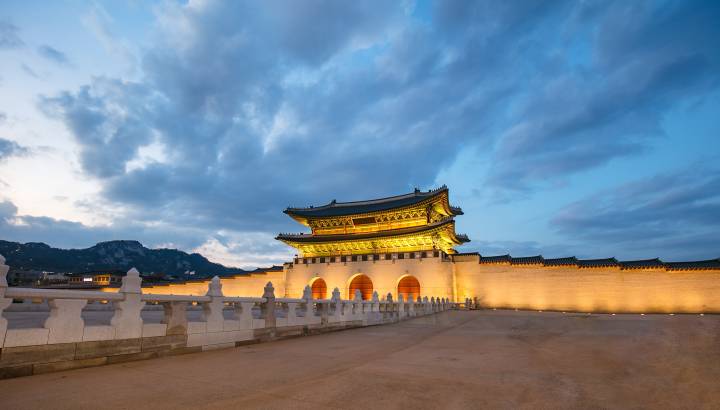 Abendlich erleuchteter Gyeongbokgung Palast in Seoul Suedkorea