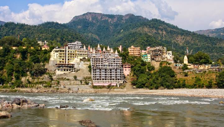Panoramablick vom Ganges auf die Stadt Rishikesh in Indien