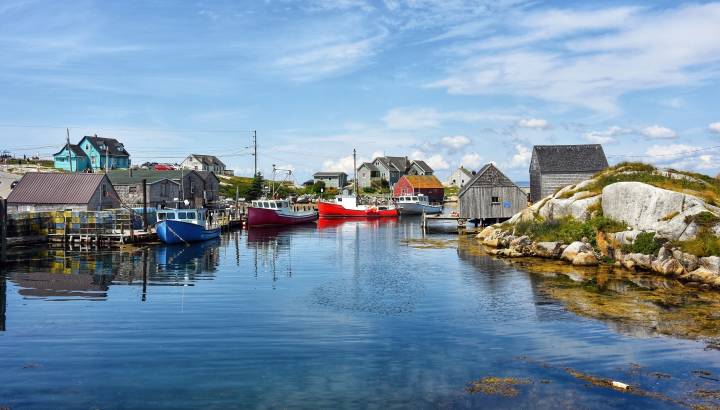 Blick auf den Hafen des Fischerdorfs Peggys Cove in Nova Scotia, Kanada