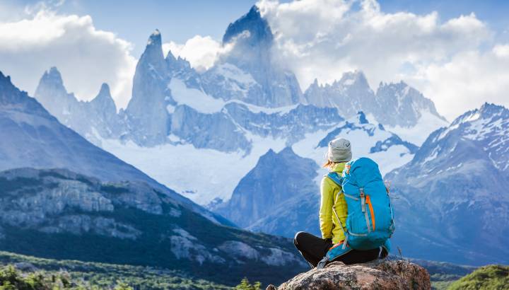 Wanderer vor der schneebedeckten Kulisse des Fitz Roy, Patagonien, El Chalten - Argentinien