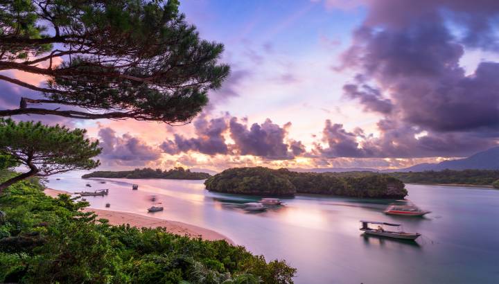 Abendstimmung in der Kabira Bucht bei Sonnenuntergang Ishigaki Japan