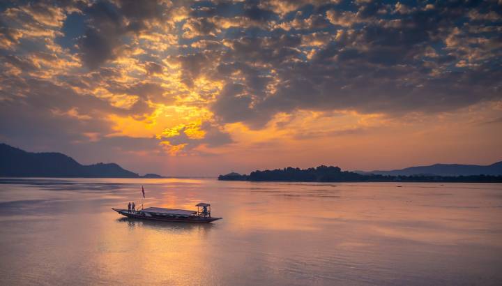 Goldene Abendstimmung mit dramatischer Wolkenformation über dem Brahmaputra Fluss in Guwahati Assam Indien