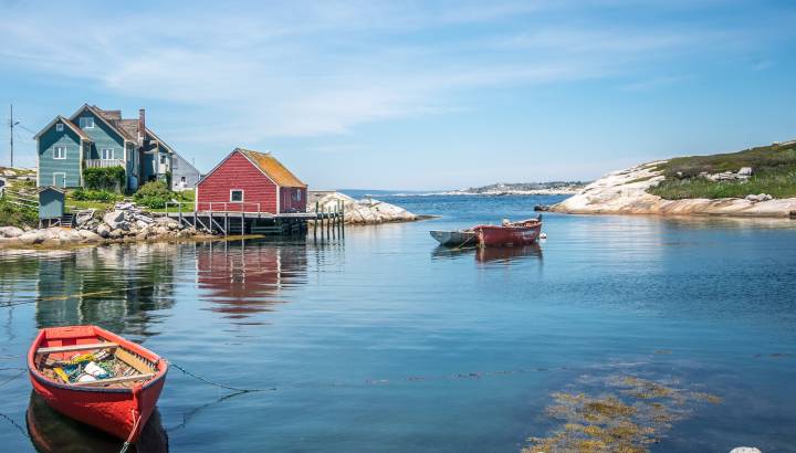 Farbige Fischerboote im Atlantik an einem Sommertag in der Nähe von Peggys Cove Nova Scotia