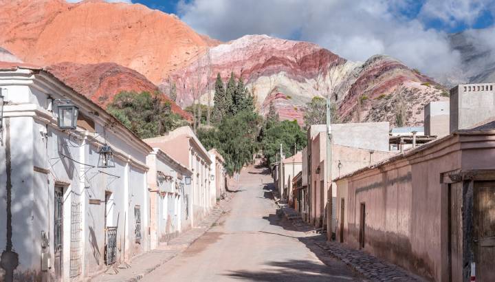Stadt Purmamarca mit dem Cerro de los Siete Colores im Hintergrund, Argentinien