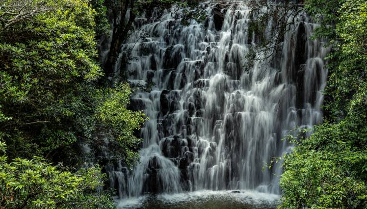 Nahaufnahme des Wasserfalls Elephant Falls in Shillong Indien
