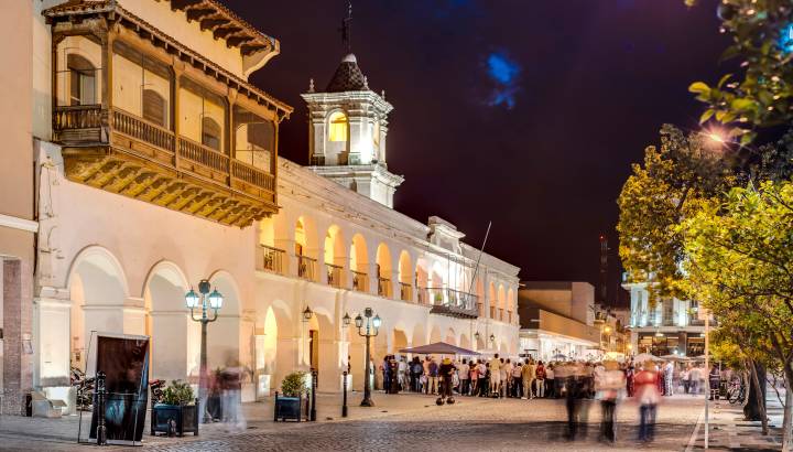 Nachtaufnahme Regierungsgebäude Salta Cabildo in Salta, Argentinien