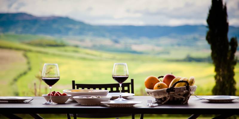 lunch-with-a-view-table-against-beautiful-landscape-in-Tuscany