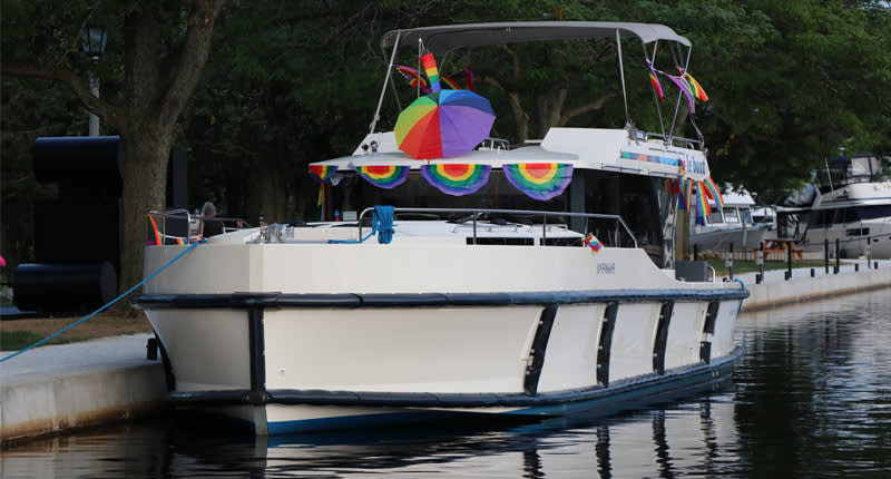 Le Boat Horizon houseboat decorated for Pride in Smiths Falls on the Rideau Canal
