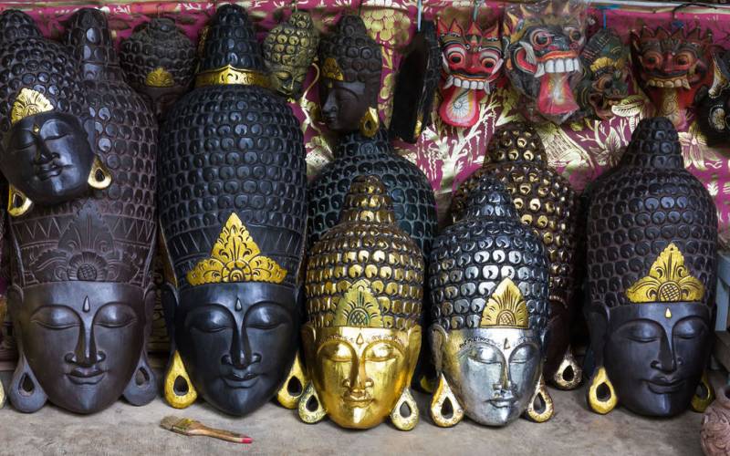 Markets and bazaars for shopping and culture