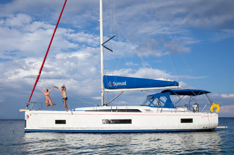 People jumping of the Yacht
