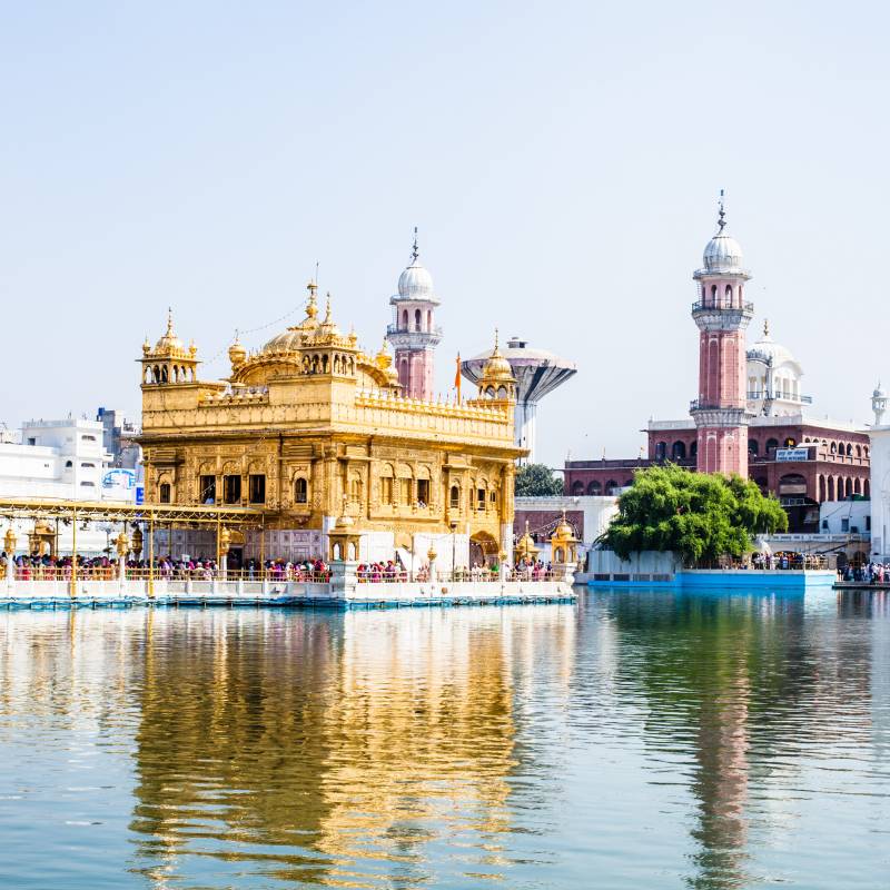 Blick über den Necktarsee auf den Goldenen Tempel von Amritsar