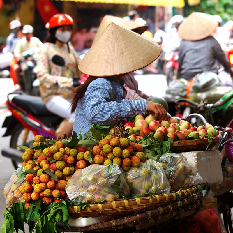 Strassenverkäufer in der Altstadt von Hanoi Vietnam