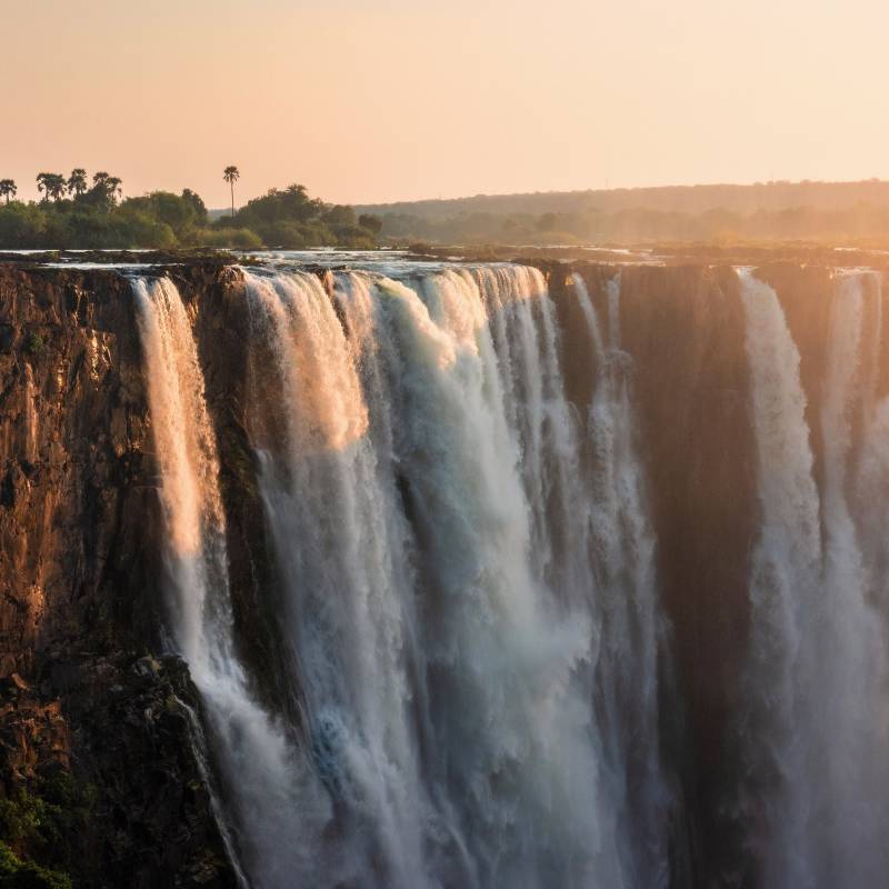 Victoriafälle am Sambesi Strom im Abendlicht Sambia Afrika