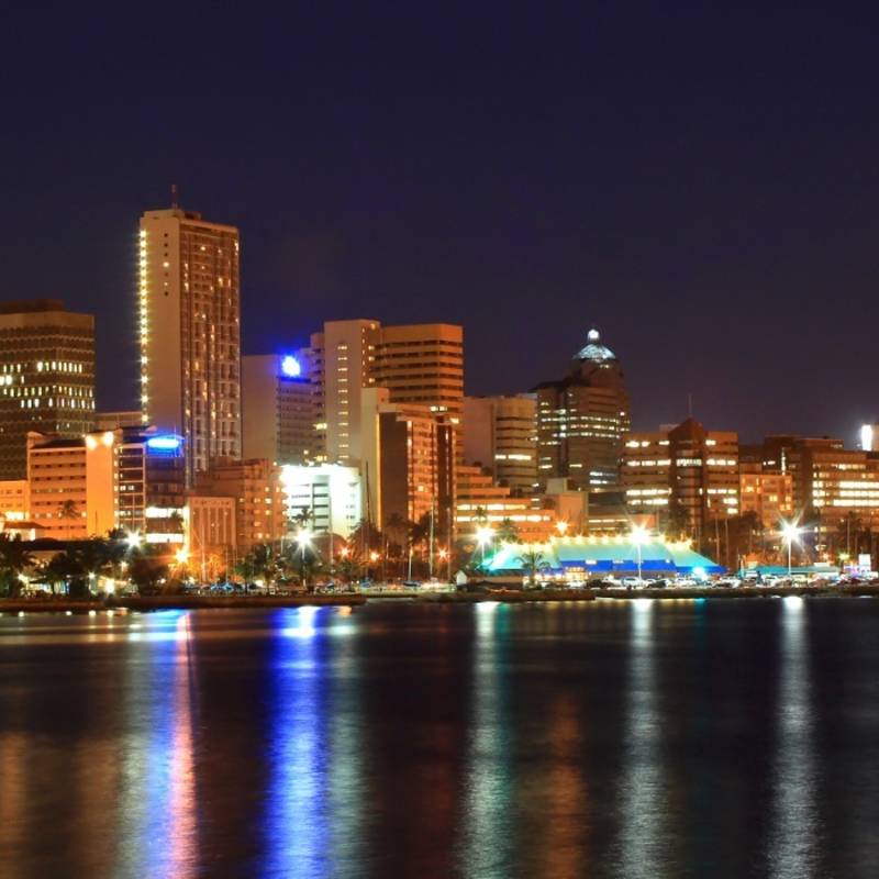 Skyline der Metropole Durban bei Nacht