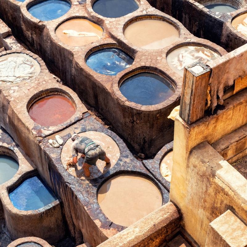 Arbeiter in der Ledergerberei Chouara in der Medina von Fez Marokko