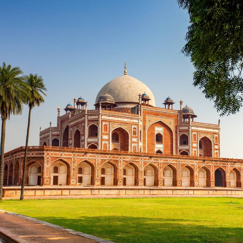 Blick auf das Humayun Mausoleum in Neu Delhi an einem sonnigen wolkenlosen Tag