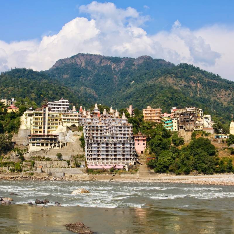 Panoramablick vom Ganges auf die Stadt Rishikesh in Indien