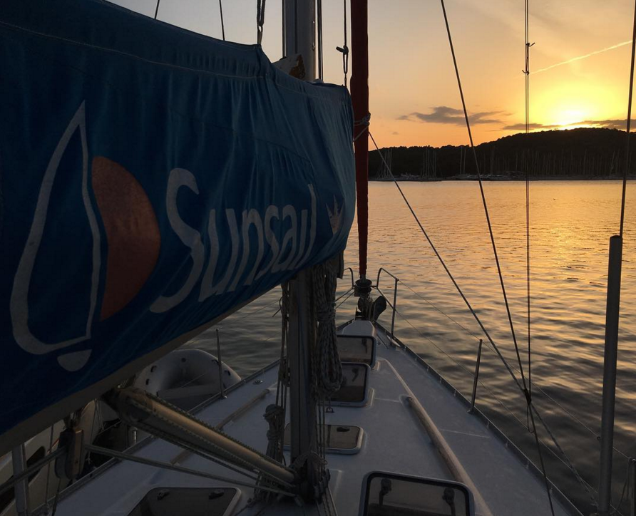 Sunsail Yacht beim Sonnenuntergang