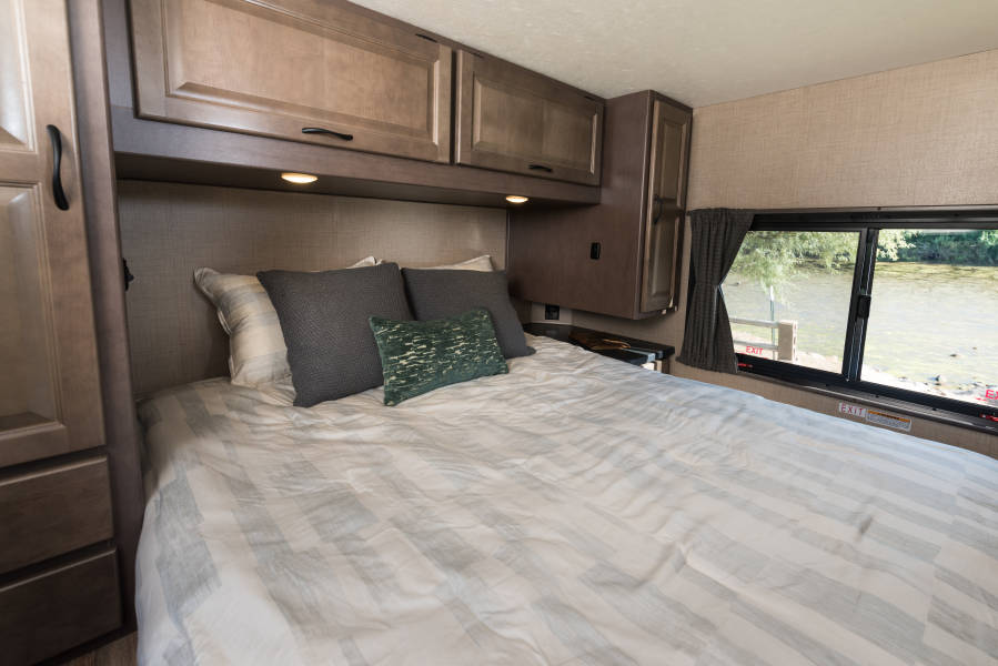 cruise america c30 bed size