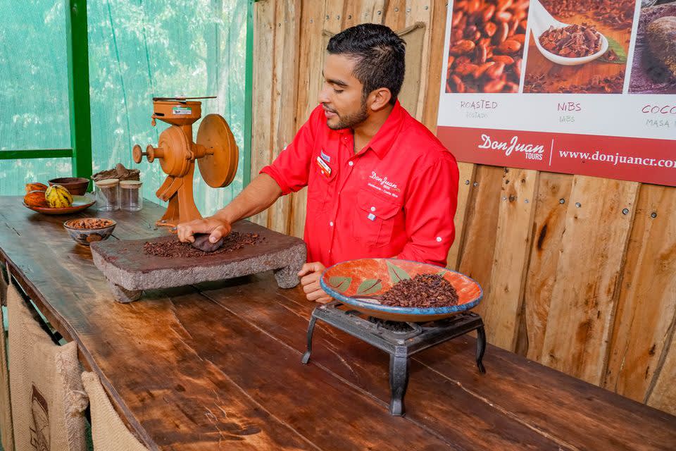 Mitarbeiter einer Kaffeeplantage in Costa Rica an einem Tisch neben einer Wage für Kaffeebohnen