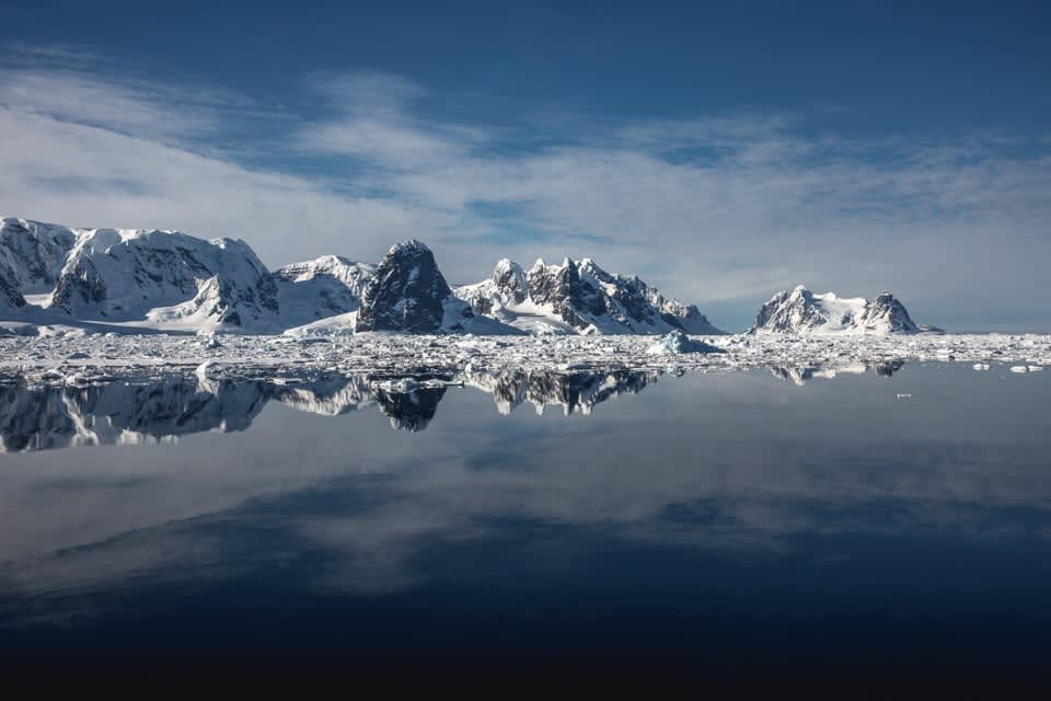 Ice_in_front_of_the_Lemaire_Channel.jpg