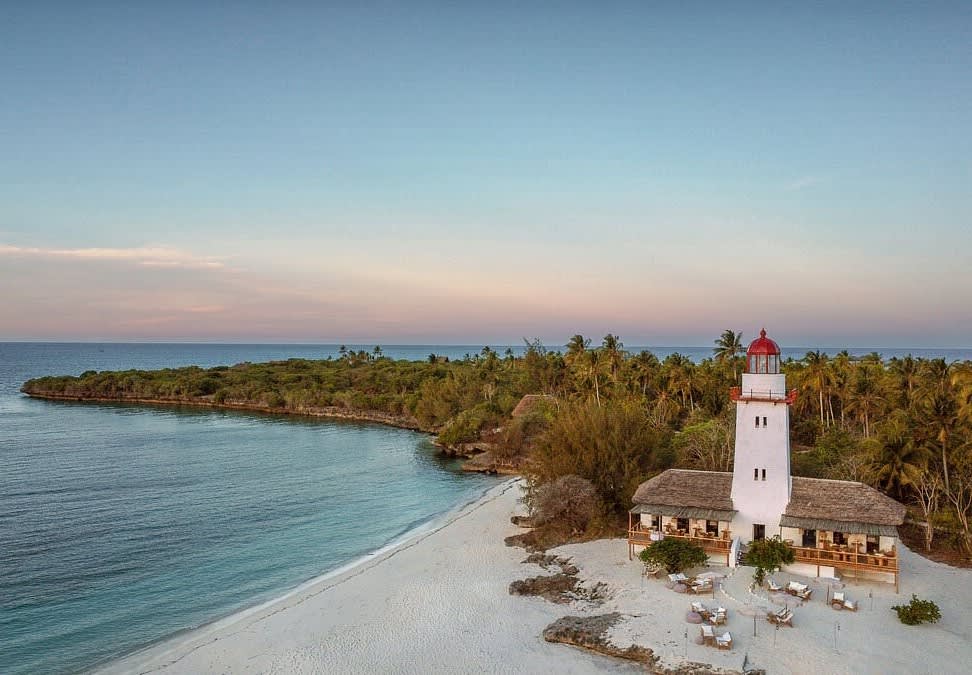 Exklusive Privatinsel: Der Leuchtturm auf Fanjove Island bei Sonnenuntergang.