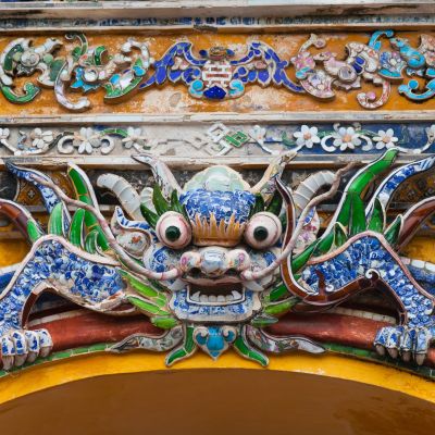 Vietnam Hue. Drachenfigur aus Keramik an einem Eingangstore zur Verbotenen Stadt