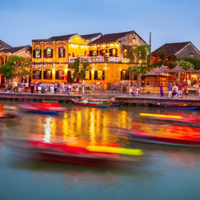 Abendstimmung mit Fischerboote nam Flussufer der Altstadt von Hoi An in Vietnam