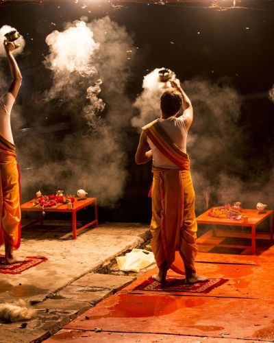 Blick auf die nächtliche Arti Zeremonie in Varanasi Indien