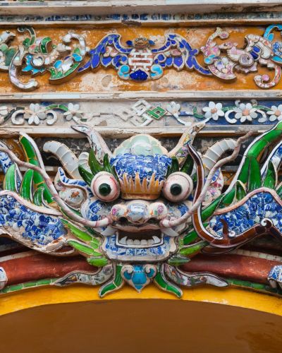 Vietnam Hue. Drachenfigur aus Keramik an einem Eingangstore zur Verbotenen Stadt