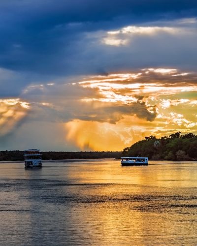 Der mächtige Sambesi Fluss bei Sonnenuntergang unweit von Livingstone in Sambia Afrika