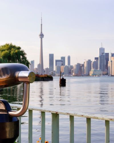 Blick vom Ontario See auf die Skyline von Toronto Ontario Kanada
