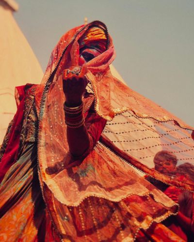 Lebhafte Holi-Feier in Nandgaon, Indien