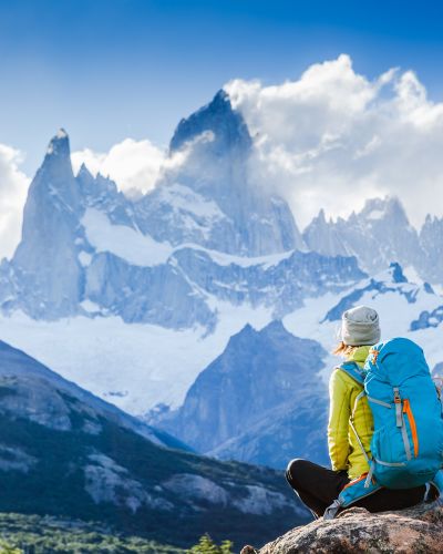 Wanderer vor der schneebedeckten Kulisse des Fitz Roy, Patagonien, El Chalten - Argentinien