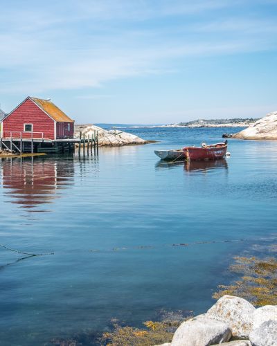 Farbige Fischerboote im Atlantik an einem Sommertag in der Nähe von Peggys Cove Nova Scotia