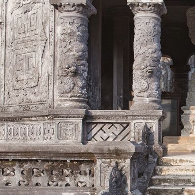 Frau vor Tempel in Hue, Vietnam - Things to do in Vietnam